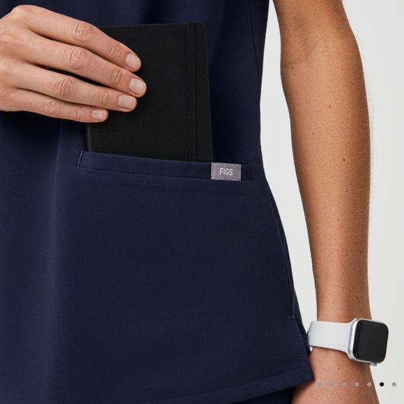 Figs Scrubs XS Navy Blue Core Casma Three-Pocket Scrub Top - Picture 4 of 5